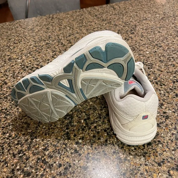 New Balance White leather sneakers. Size 8.5. - Picture 5 of 5